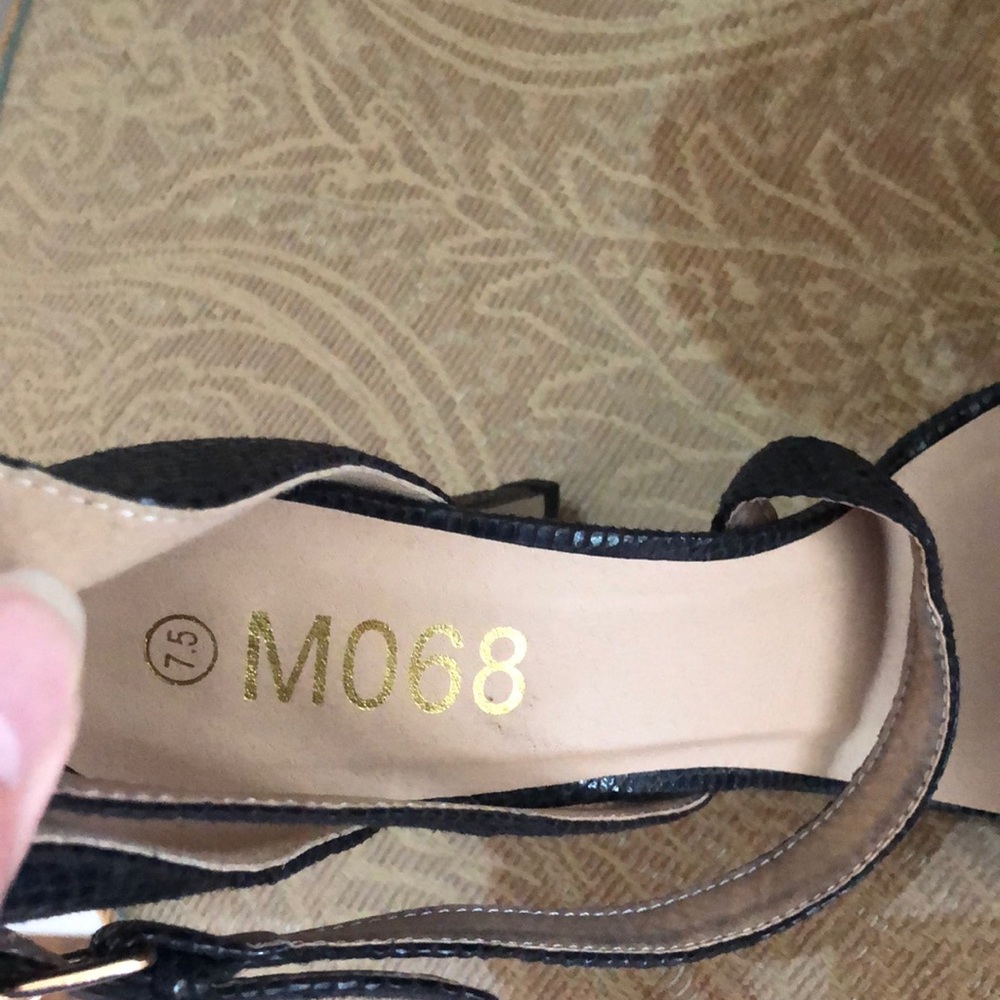 Never worn M068 strapping heels. Sz7.5 - Picture 4 of 7